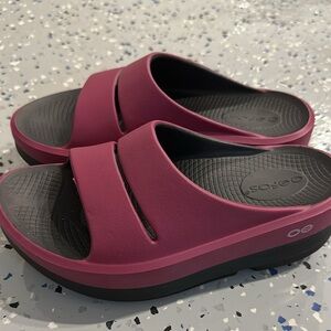 OOFOS Women's Mules - Berry and Black